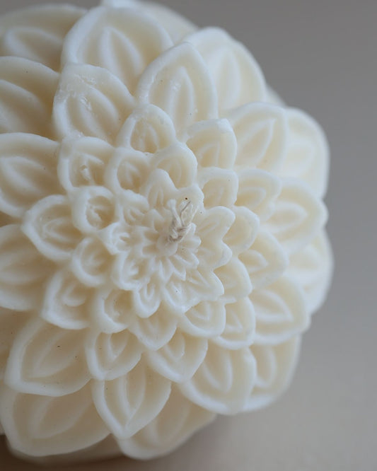 Candela artigianale a forma di Dalia - LumiHer